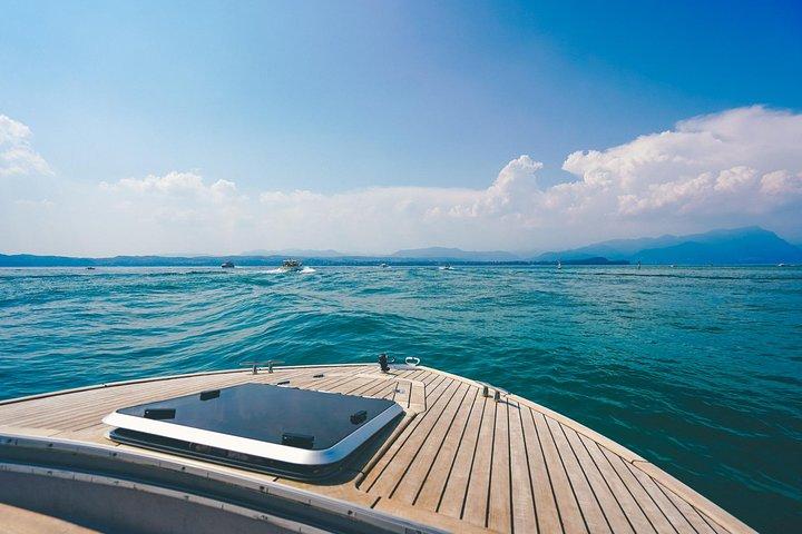 ヴェローナ発：ガルダ湖とシルミオーネ日帰りツアー（クルーズ付き）