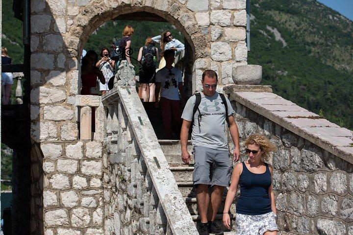 モンテネグロ: ドゥブロブニク英語-エスパニョール発コトル湾日帰り旅行