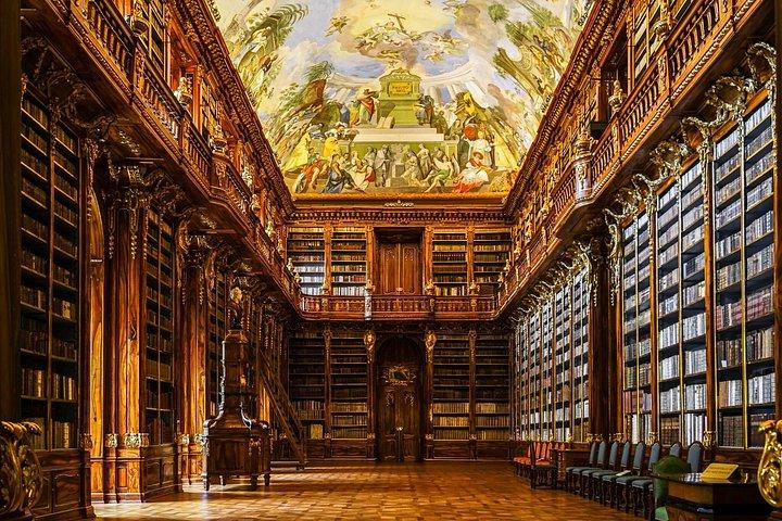 プラハ城のプライベート全日ツアーとストラホフ図書館の独占ツアー