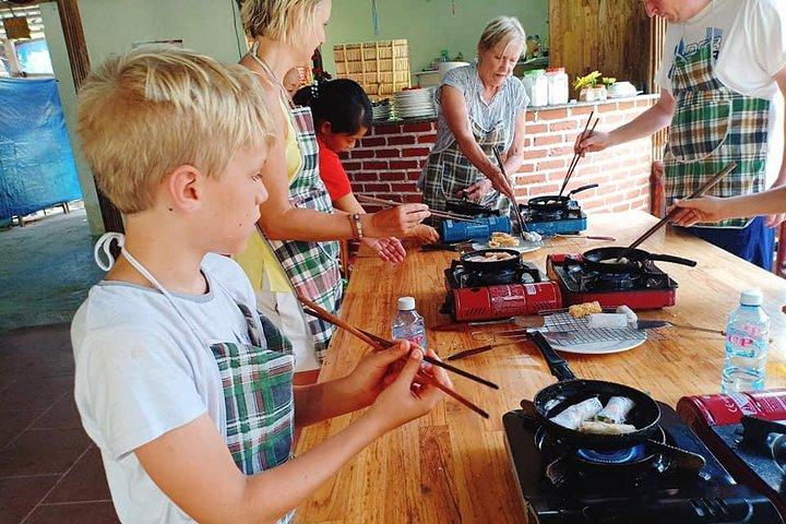 Hoi An Eco Cooking Tour (Markt, Bootsfahrt, Korbboot, Kochkurs, Mittagessen)