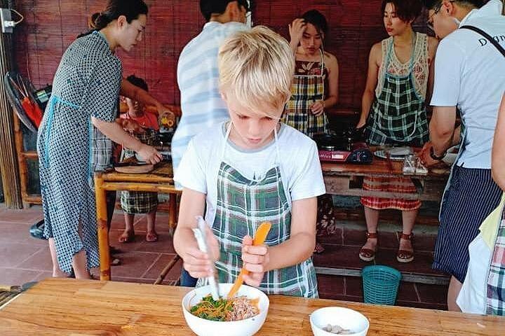 ホイアン・エコ・クッキング・クラスツアーHOIまたはDA NANG都市からのツアーディナー（私物ツアー）