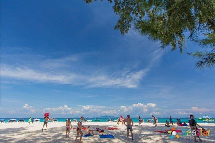 Excursão de dia inteiro às ilhas Phi Phi e bambu em lancha saindo de Phuket