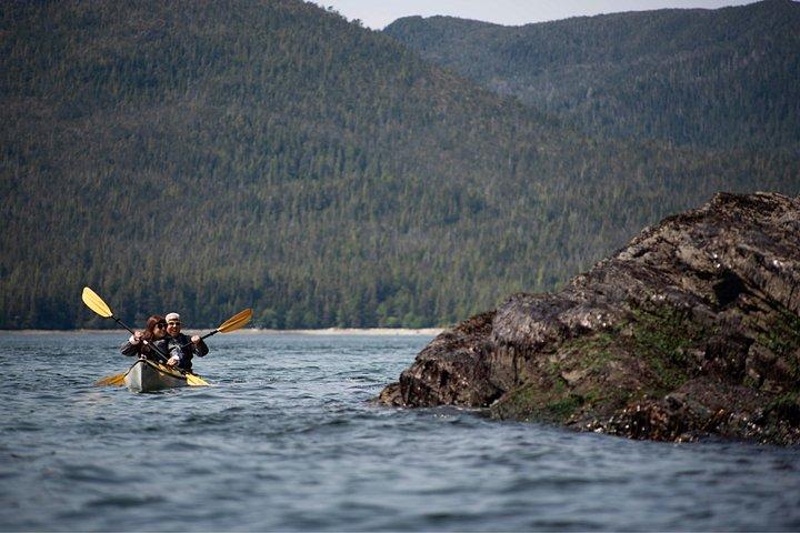 Propriétaire exploité, bateau mis à l'eau, excursion en kayak