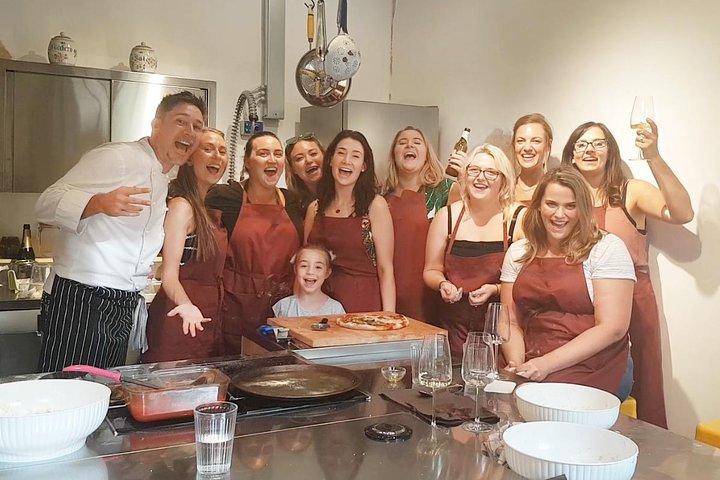 De kunst van pizza-kooklessen op een unieke locatie met Italiaanse pizza-frituur