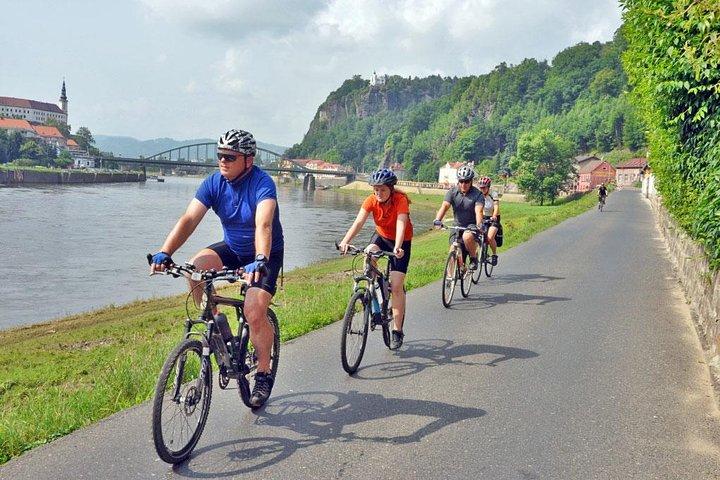 ボヘミアンスイスボートアンドバイクプラハ発のプライベート日帰り旅行