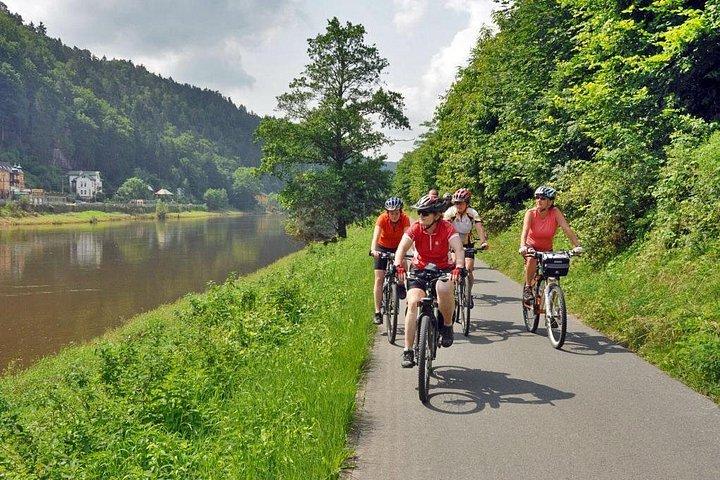ボヘミアンスイスボートアンドバイクプラハ発のプライベート日帰り旅行