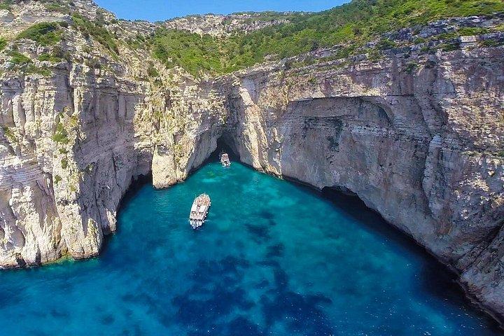 コルフ島のパクソス・アンティパクソス青の洞窟（ラッカ村）