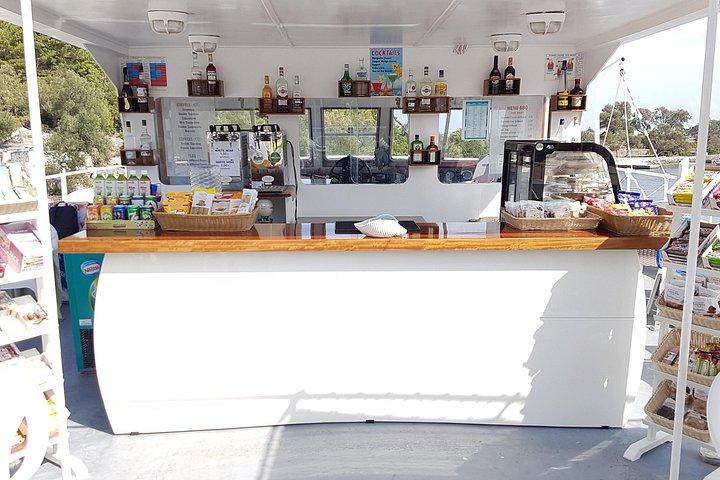 コルフ島のパクソス・アンティパクソス青の洞窟（ラッカ村）