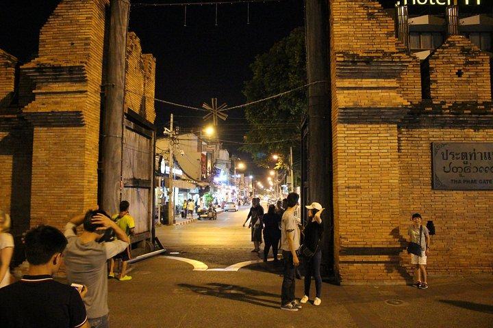 Tarde privada! Noche de Chiang Mai entrecruzada por el clásico tuk tuk