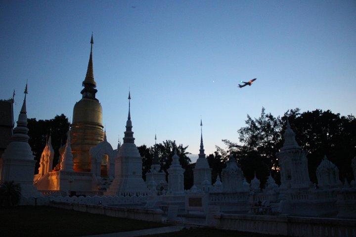 Tarde privada! Noche de Chiang Mai entrecruzada por el clásico tuk tuk