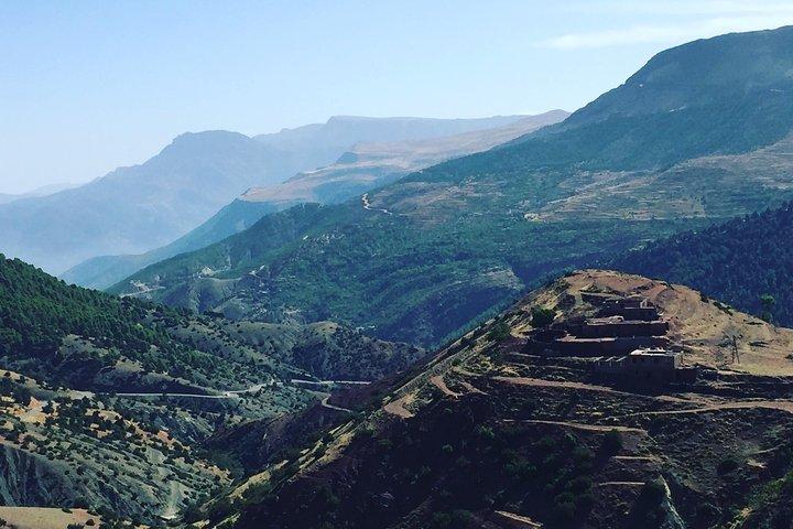 Gita di un giorno alle montagne dell'Atlante e alle 5 valli da Marrakech con pranzo berbero