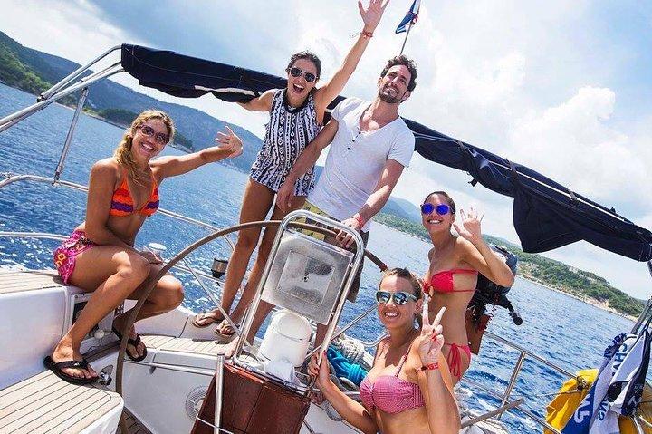 Sejl og flugt til Pakleni-øerne | Halvdagssejlads på en moderne 36ft yacht