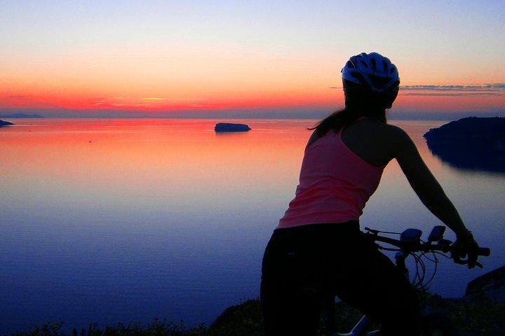 Excursão ao pôr do sol da eBike em Santorini
