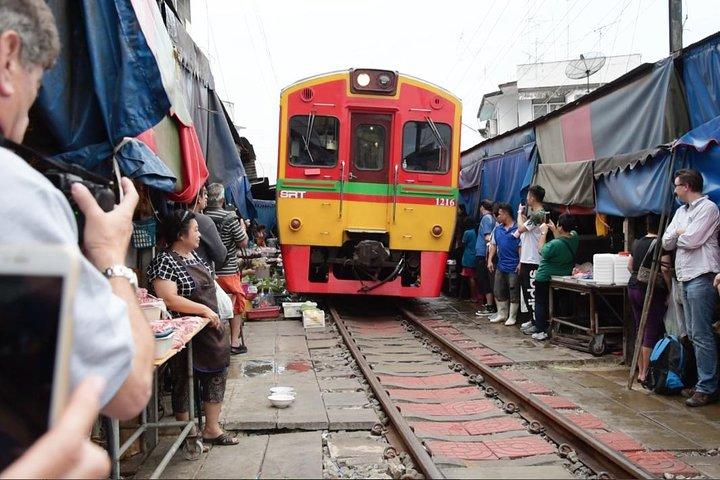 Drijvende Markt met Grote Pagode Tempel en Wat Sam Phran