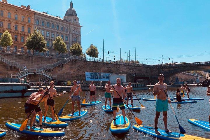 Stand-up paddleboarding på floden Vltava i Prag