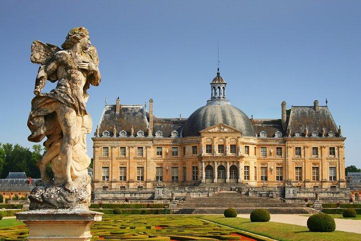 パリ発フォンテーヌブローとヴォー・ル・ヴィコント・シャトー日帰り旅行