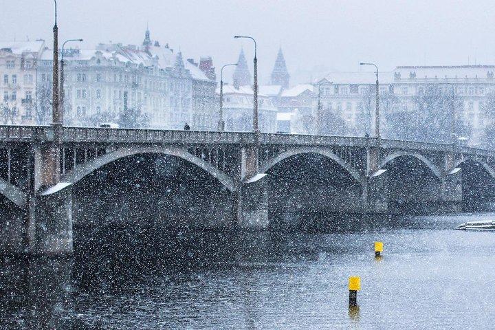 Shared Arrival Transfer: Prague Airport to Hotels