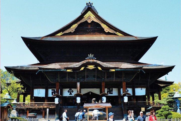 2日間のスノーモンキーツアー：松本経由長野〜高山
