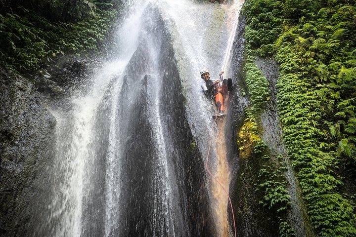 Hohe vertikale Canyoning-Reise: Anahata Canyon