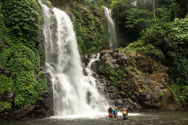 Hohe vertikale Canyoning-Reise: Anahata Canyon