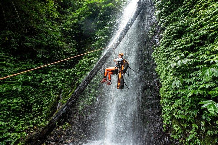Hohe vertikale Canyoning-Reise: Anahata Canyon
