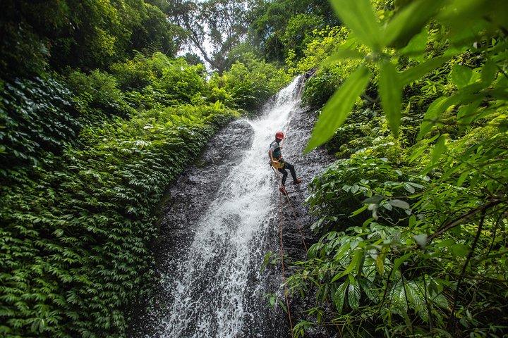 Hohe vertikale Canyoning-Reise: Anahata Canyon