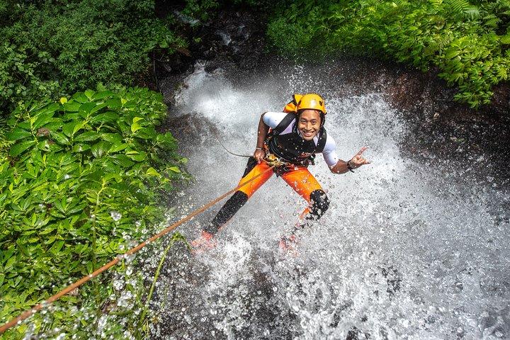 Hohe vertikale Canyoning-Reise: Anahata Canyon