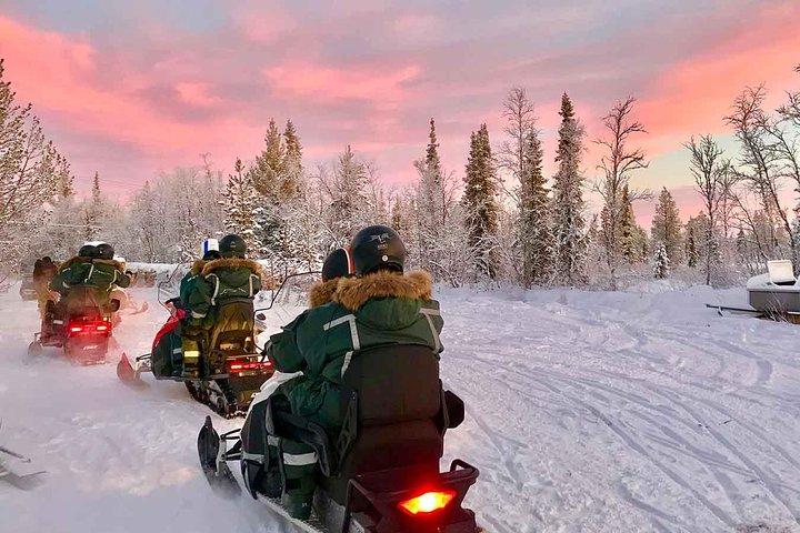 Tour de motos de nieve por la tarde