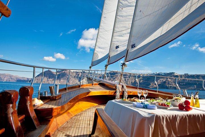 Crucero en velero al atardecer por la Caldera de Santorini con cena y vino