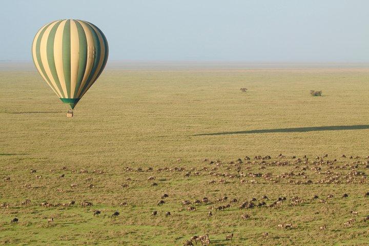 Serengeti-Ballonsafari und authentisches Buschfrühstück