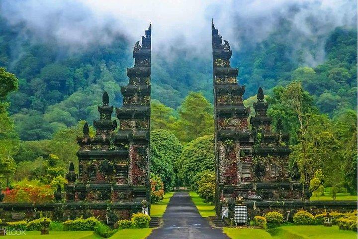 バリ島インスタツアー;ハンダラ門、タマンアユン、ウルンダヌ寺院