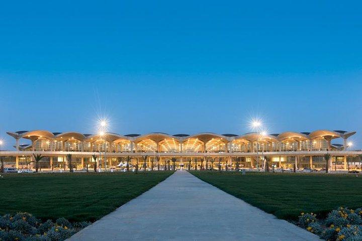 Transfer dall'aeroporto di Queen Alia agli hotel del Mar Morto o visto viceversa