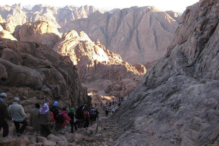 Amanhecer no Monte Sinai e no Mosteiro de Santa Catarina.