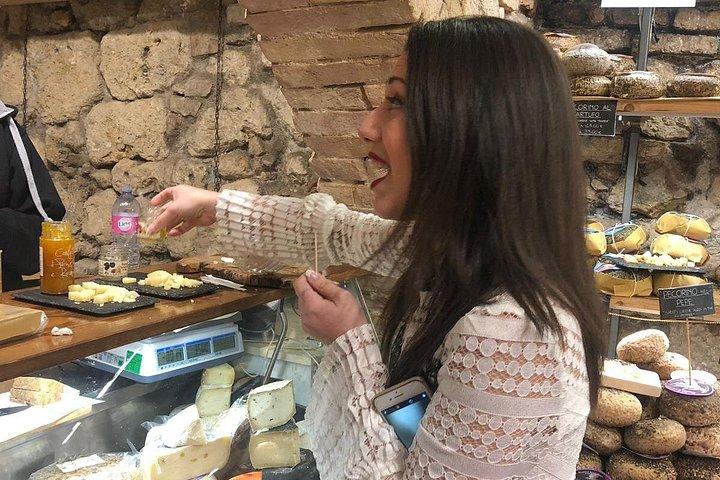 ローマ発、シエナとサンジミニャーノのランチ＆ワインテイスティング付き終日ツアー