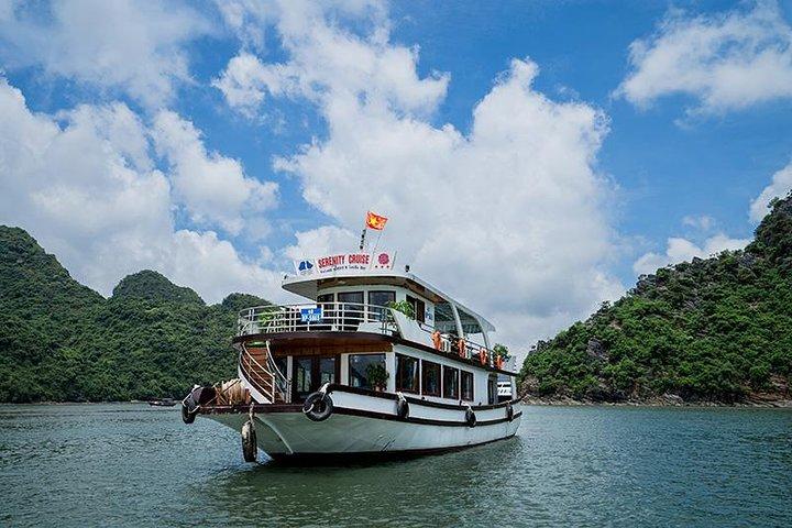 Dagtour Halong Bay met Titop Island, grot, kajak en lunch
