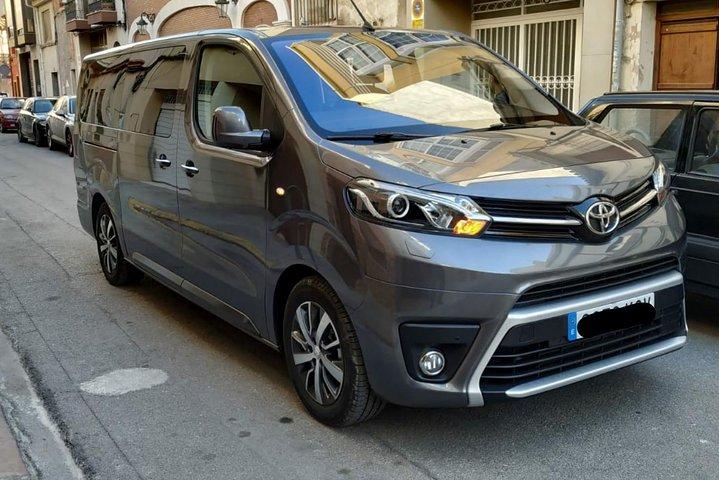 Traslado privado desde el aeropuerto de Madrid al centro de la ciudad de Madrid.