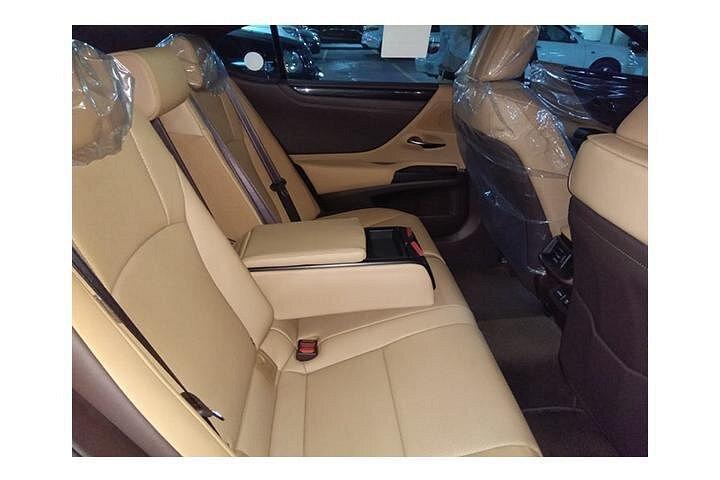 ドバイ国際空港送迎[到着]-（Lexus ES350またはInfiniti Q70）