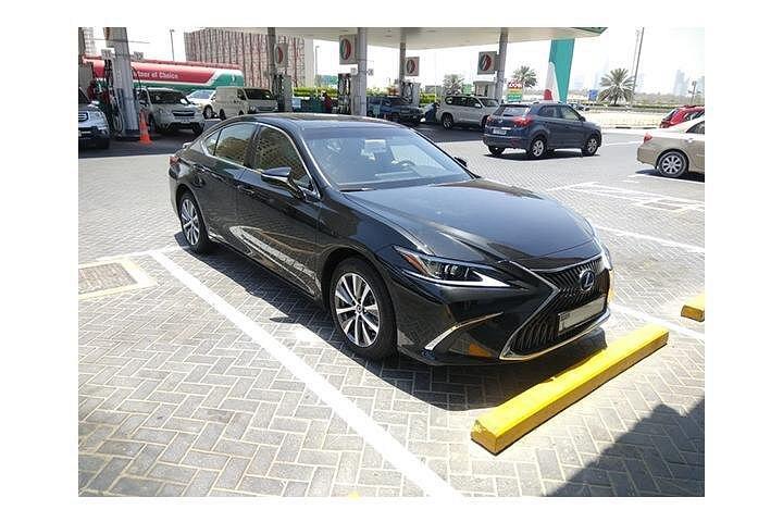 ドバイ国際空港送迎[到着]-（Lexus ES350またはInfiniti Q70）