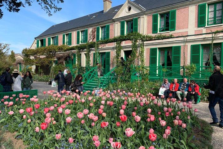 Versailles Palace and Giverny Private Guided Tour from Paris