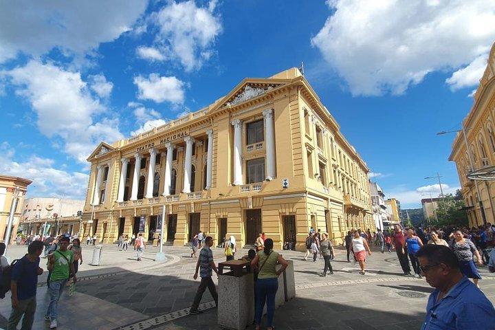 Visite à pied d'une demi-journée dans le centre-ville de San Salvador et dégustation de Pupusas