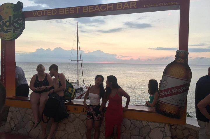 Cliff jumping e tramonti