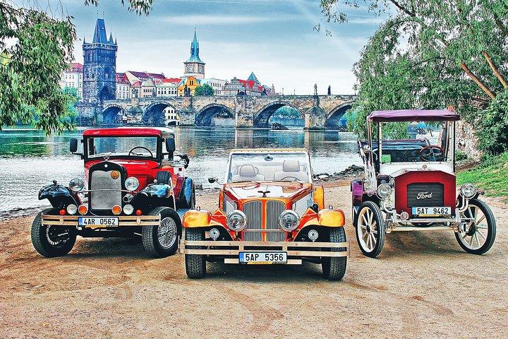Castelo de Karlstejn em carro conversível antigo