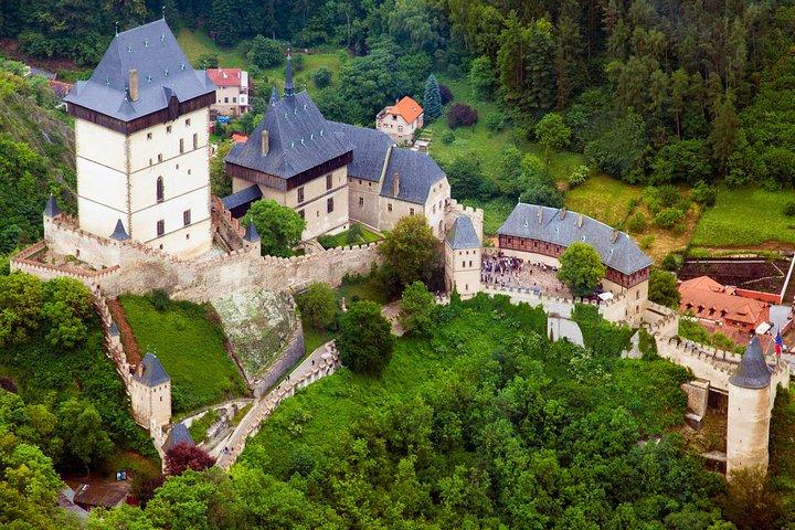 Castelo de Karlstejn em carro conversível antigo