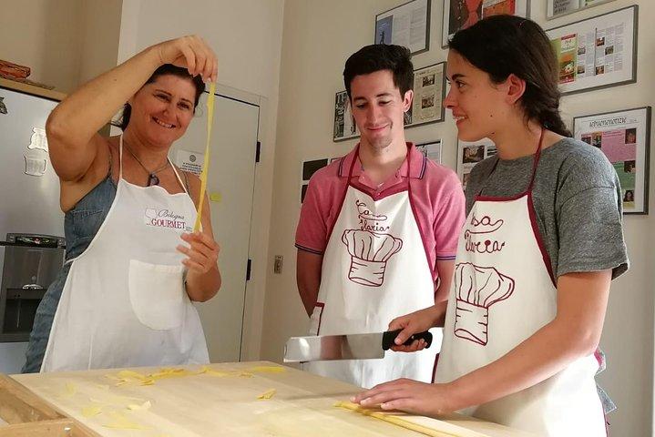 地元のシェフと伝統的な手作りパスタをゼロから作りましょう！