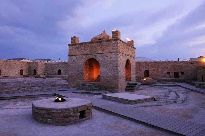 Gobustan, Mud Volcano, Burning Mountain og Fire Temple Tour