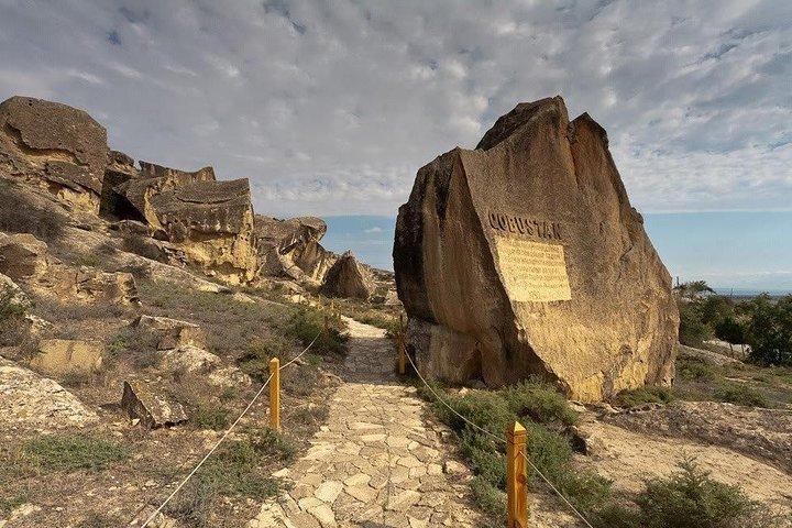 Gobustan, Mud Volcano, Burning Mountain og Fire Temple Tour