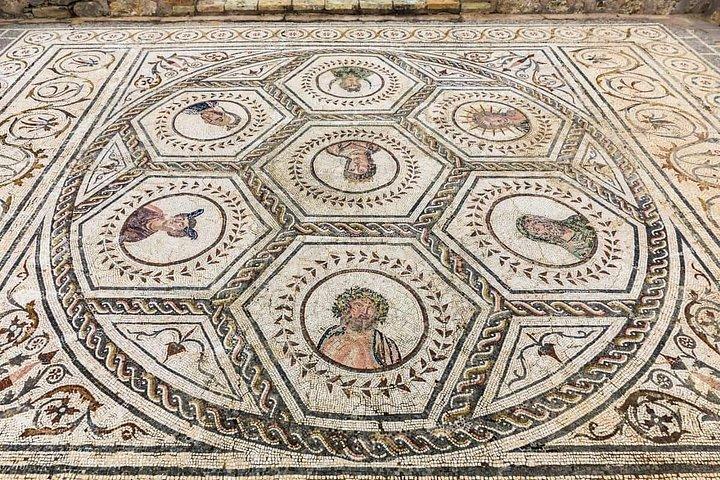 セビリア発、イタリカ（セビリアのローマ時代の町）への団体旅行