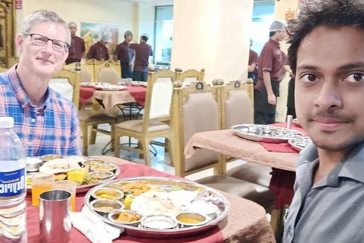 ガイドと地元の昼食付きの専用車によるプネの没入型文化ツアー