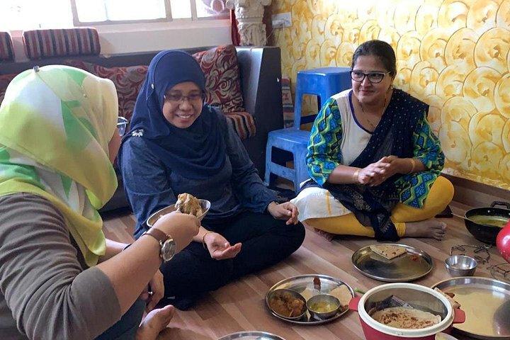 ガイドと地元の昼食付きの専用車によるプネの没入型文化ツアー