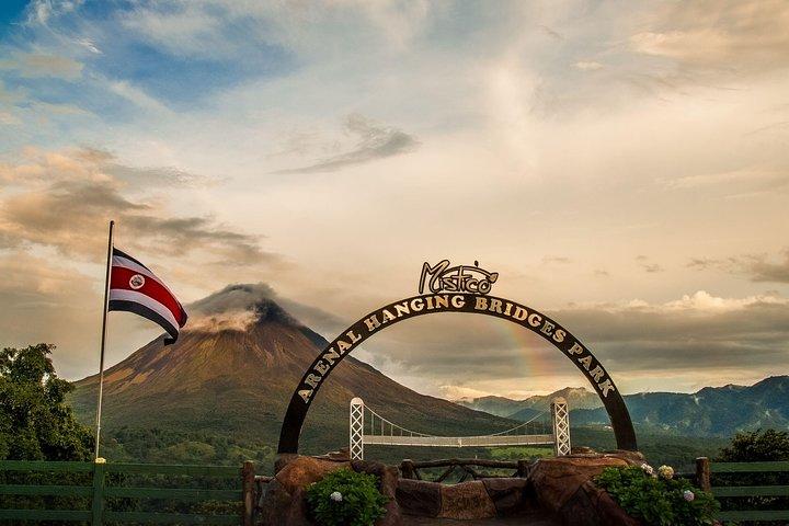 Arenal Combo Tour: Hængende broer + vandfald + vulkanvandring + varme kilder